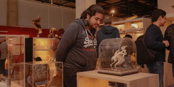 Visitantes observando especímenes en vitrinas en Historias naturales