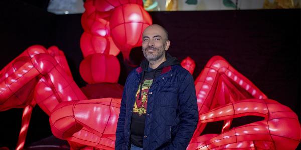 Carlos Guarnizo junto a la escultura luminosa de un escorpión en Venenosos y ponzoñosos